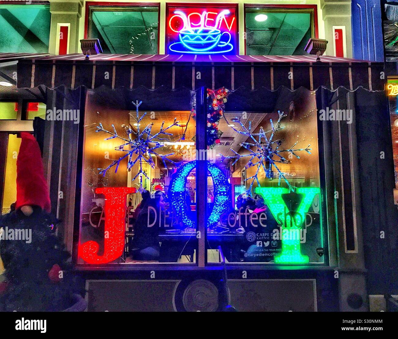 Café-Bar-Fenster im Zentrum von Canton, Ohio, zu Weihnachten dekoriert - Smartphone-aufgenommenes Stockfoto