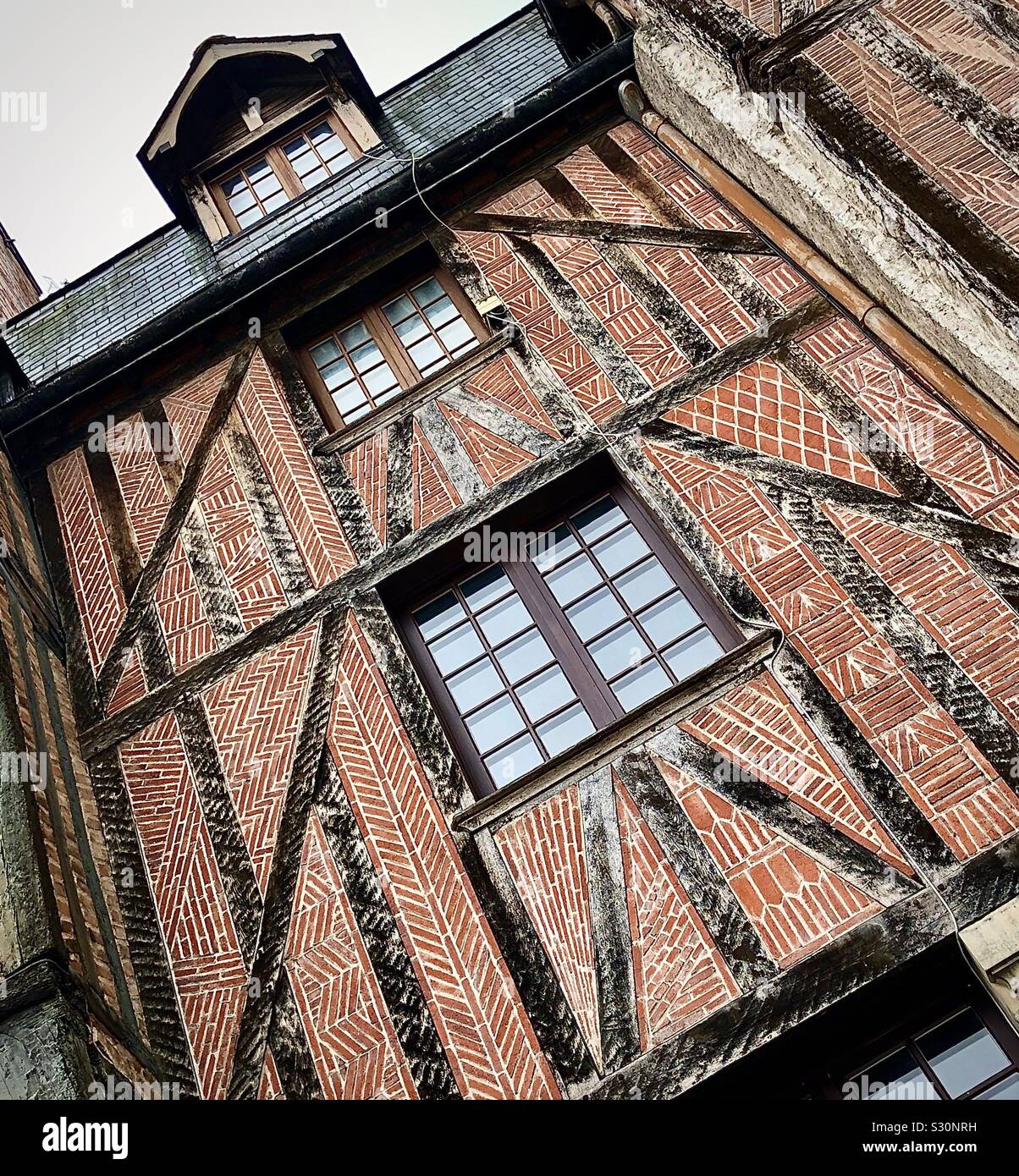 Dekorative Mauerwerk Muster auf der Fassade der mittelalterlichen Fachwerkhäusern aus dem 15. Jahrhundert Haus in Place Plumereau, Tours, Frankreich. - Smartphone-aufgenommenes Stockfoto