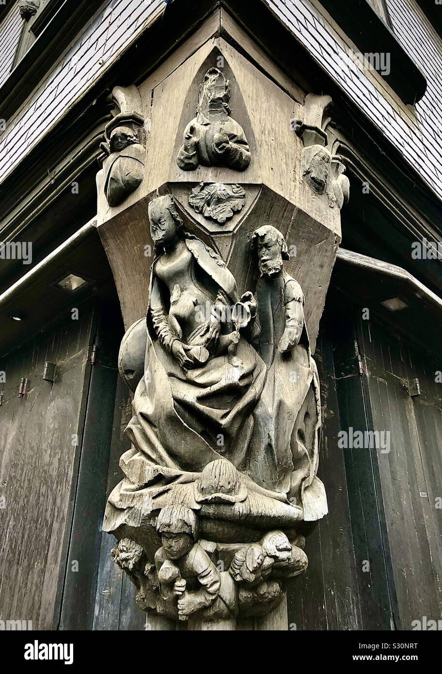 Reich verzierte 15/16.Jahrhundert mittelalterliche Holz schnitzen von Figuren an der Ecke des Place Plumereau, Tours, Indre-et-Loire, Frankreich. - Smartphone-aufgenommenes Stockfoto