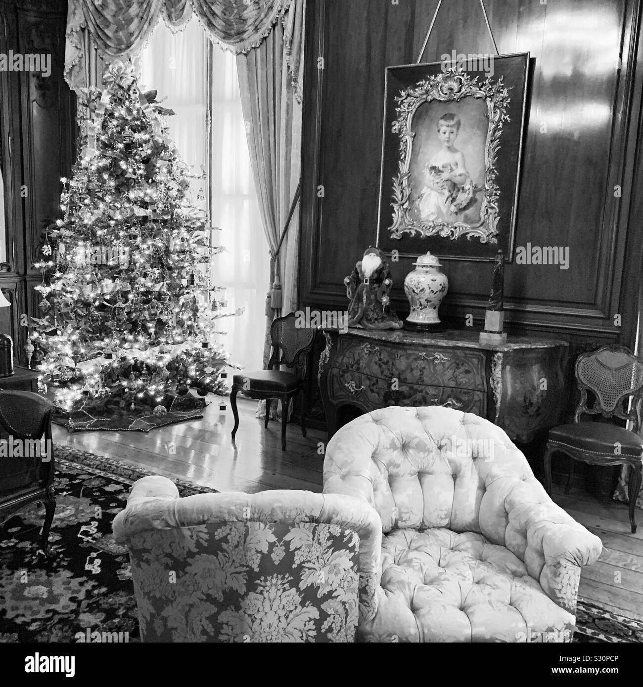 Schwarz-weiß-Bild von einem Zimmer für Weihnachten im Marble House, Newport, Rhode Island, United States eingerichtet Stockfoto