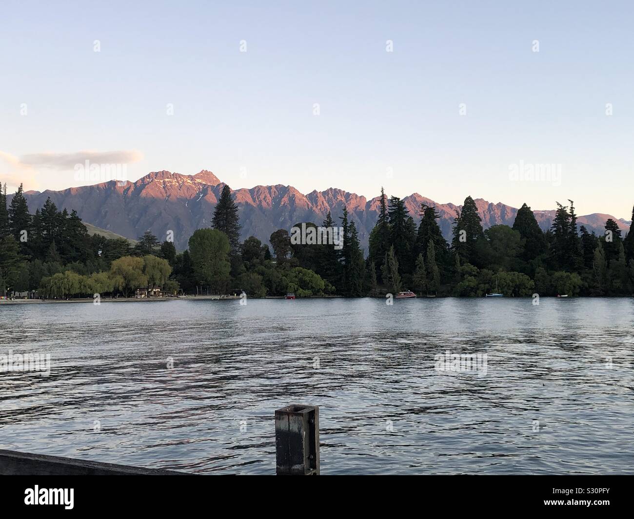 Die Remarkables und den Lake Wakatipu bei Sonnenuntergang - Smartphone-aufgenommenes Stockfoto