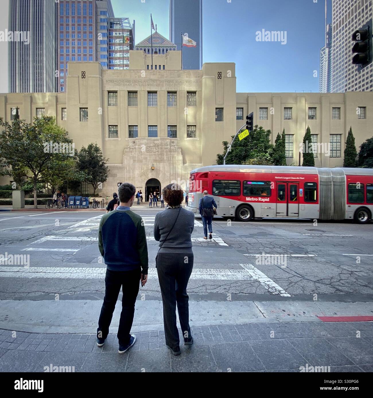 LOS ANGELES, Ca, November 2019: Mann und Frau auf der Suche nach den zentralen Los Angeles Public Library aus ganz West 5th Street in der Innenstadt von Stockfoto