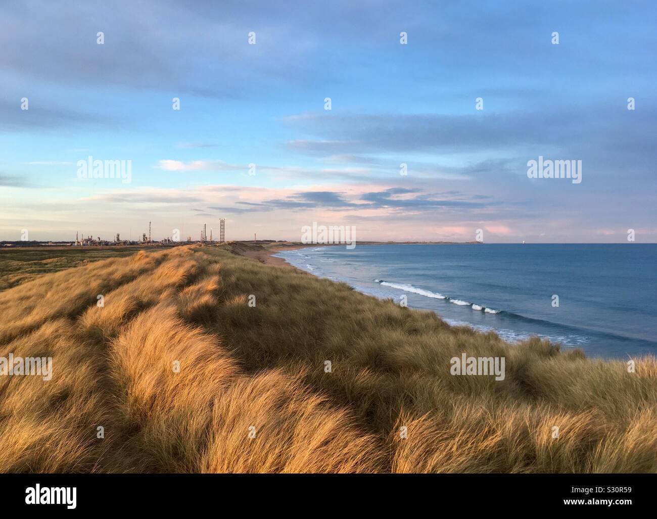 Auf der Suche nach Gas Terminal entlang der Dünen in St. Fergus, Aberdeenshire, Nordostschottland Stockfoto