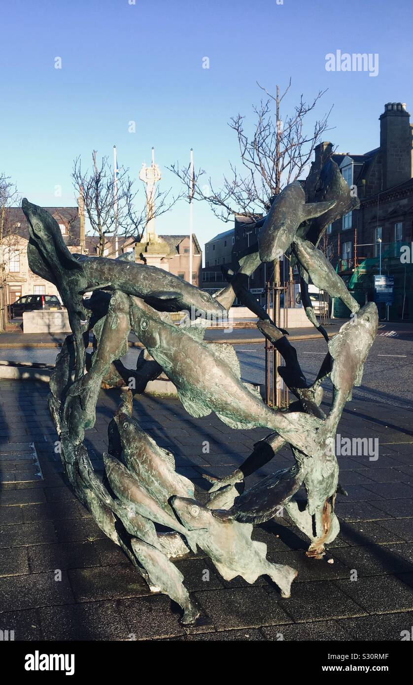 Fisch Skulptur in Fraserburgh "Das Netz" feiern Angeln und, verschiedene Arten, einschließlich Nordsee Dornhaie, skate, Seezunge, Kabeljau. Stockfoto