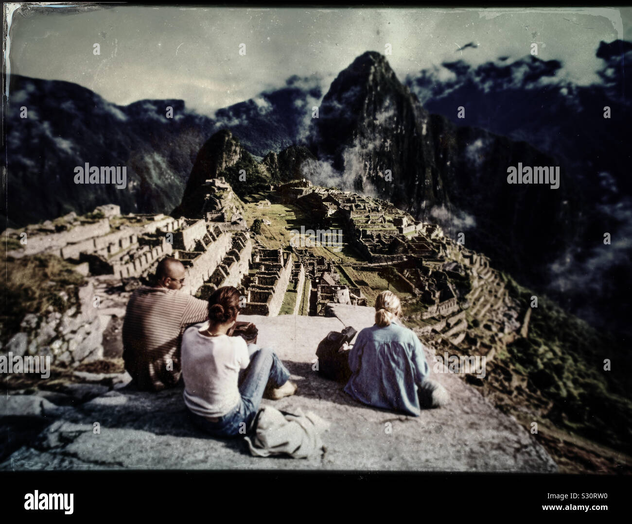 Touristen, die in Machu Picchu Ruinen Stockfoto