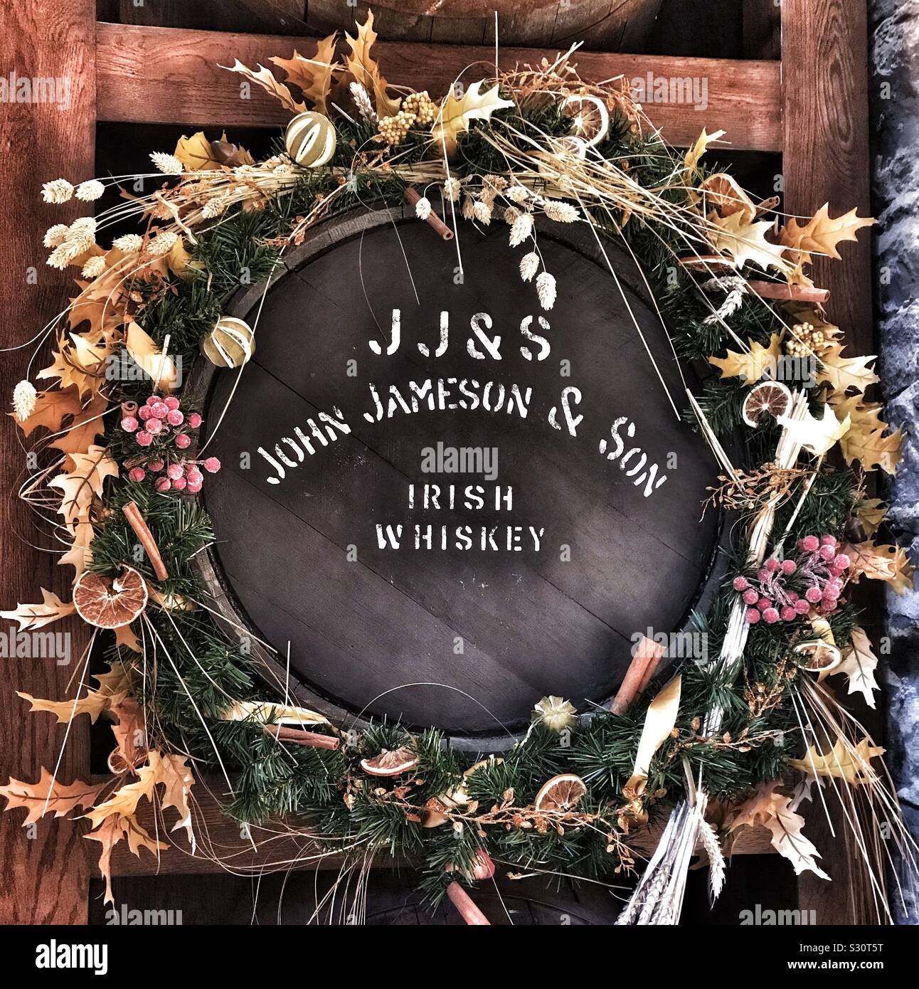 Jameson Whiskey Barrel mit einem Christmas Wreath - Jameson Distillery Tour in Dublin eingerichtet - Smartphone-aufgenommenes Stockfoto