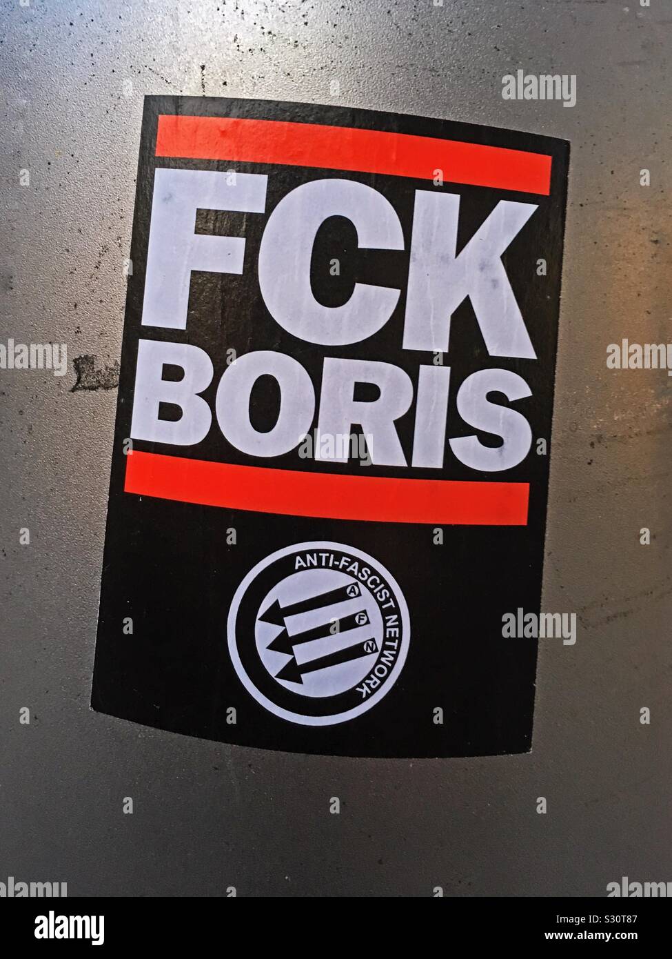 Ein Aufkleber mit Bezug auf Premierminister Boris Johnson mit dem Slogan "FCK-BORIS" während der 2019 britische allgemeine Kampagne gesehen - Smartphone-aufgenommenes Stockfoto