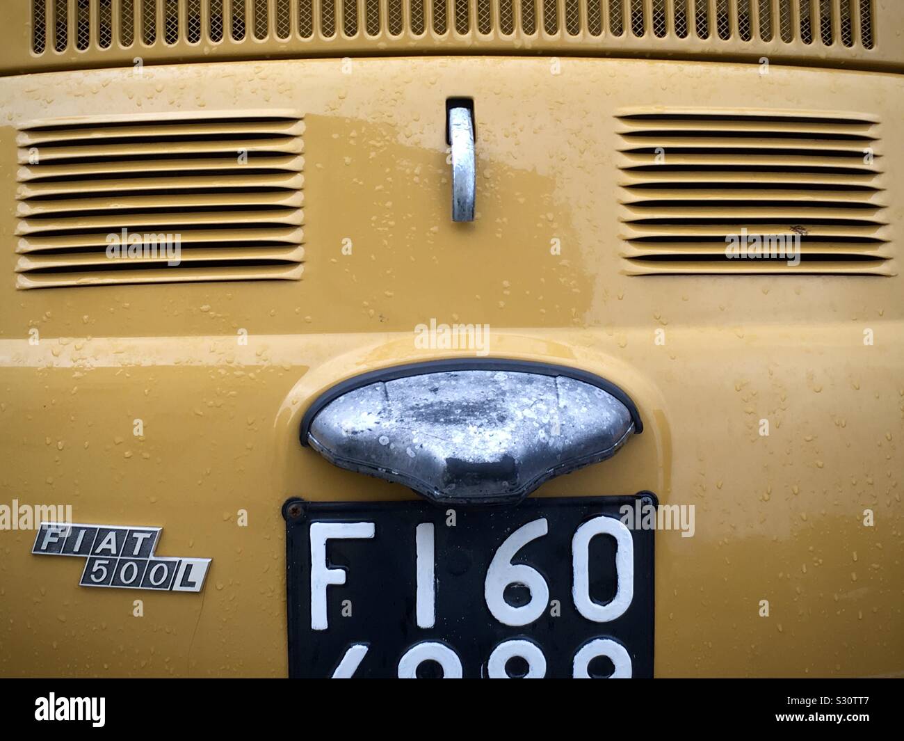 Alten Fiat 500 hinten zurück mit einem italienischen Platte Stockfoto