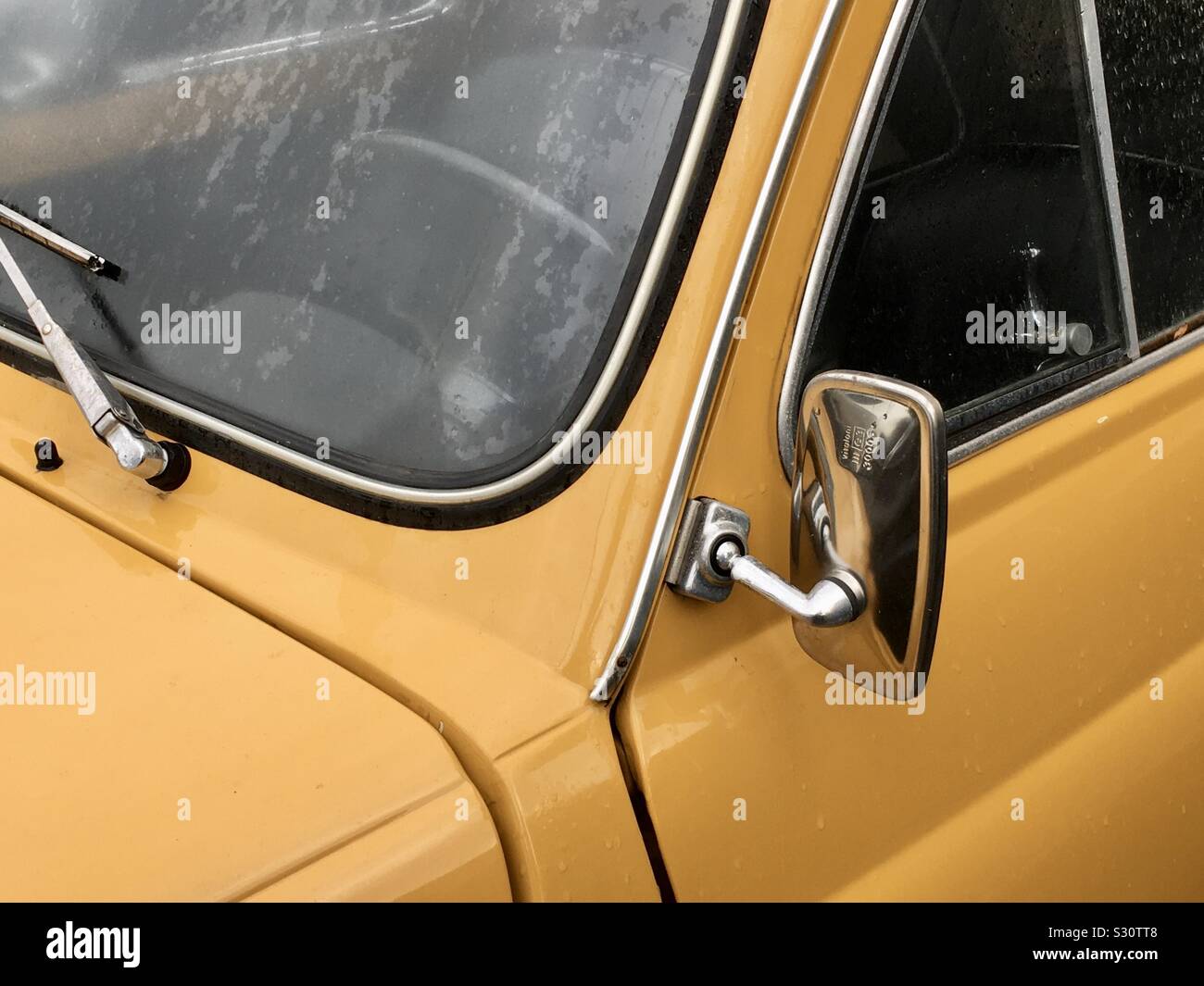 Alten Fiat 500 Auto gelbes Gehäuse Ansicht des Fensters Stockfoto