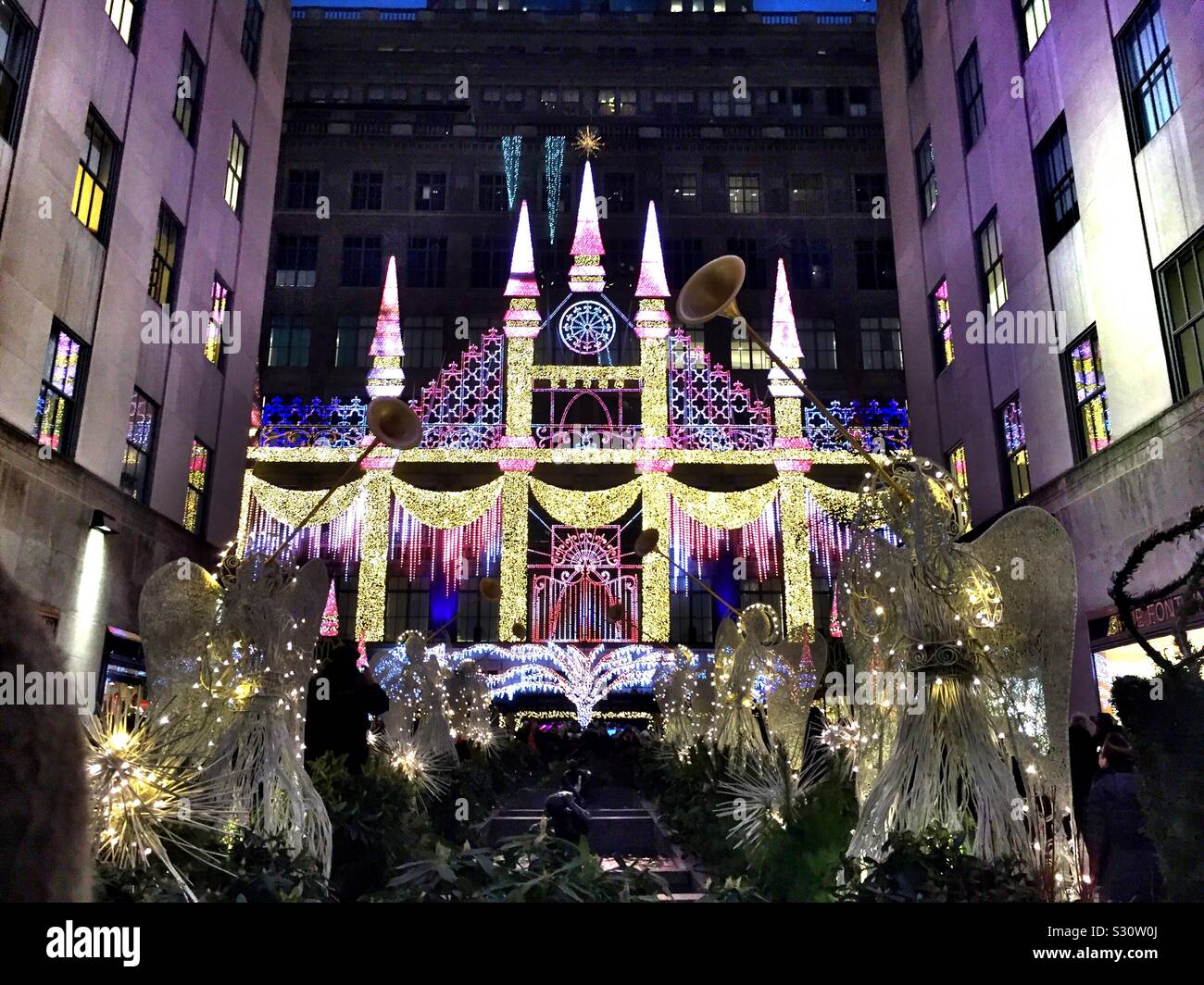 Lichtshow in der saks fifth avenue Fotos und Bildmaterial in hoher