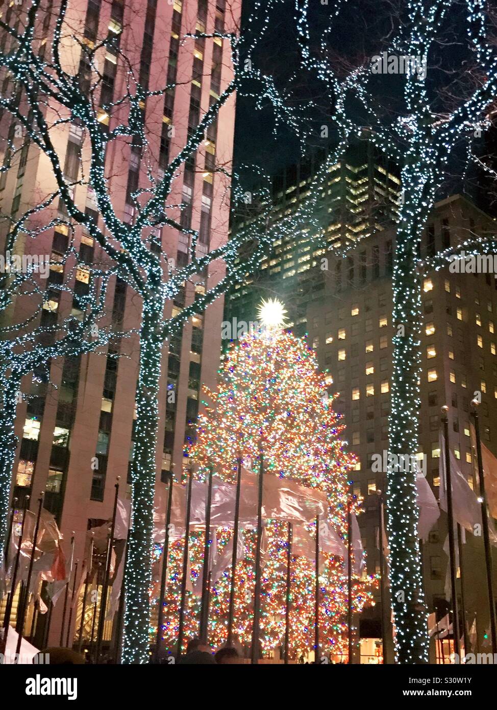 Der riesige, kultige Weihnachtsbaum im Rockefeller Center befindet sich am Fuß von 30 Felsen auf Der riesige, kultige Weihnachtsbaum im Rockefeller Center befindet sich am Fuß von 30 Felsen auf