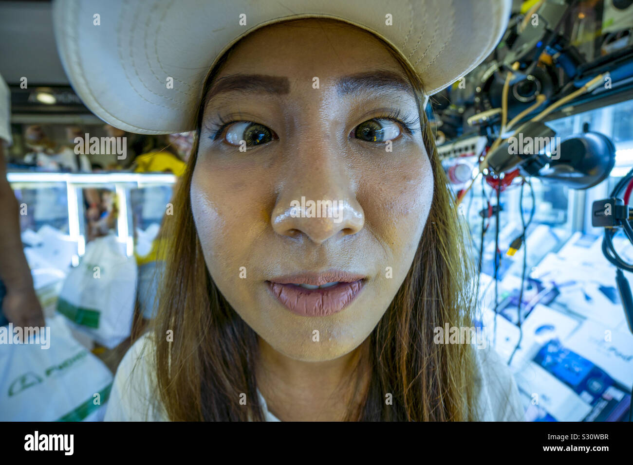Fish Eye Objektiv Nahaufnahme von asiatischen Mädchen Gesicht Stockfoto