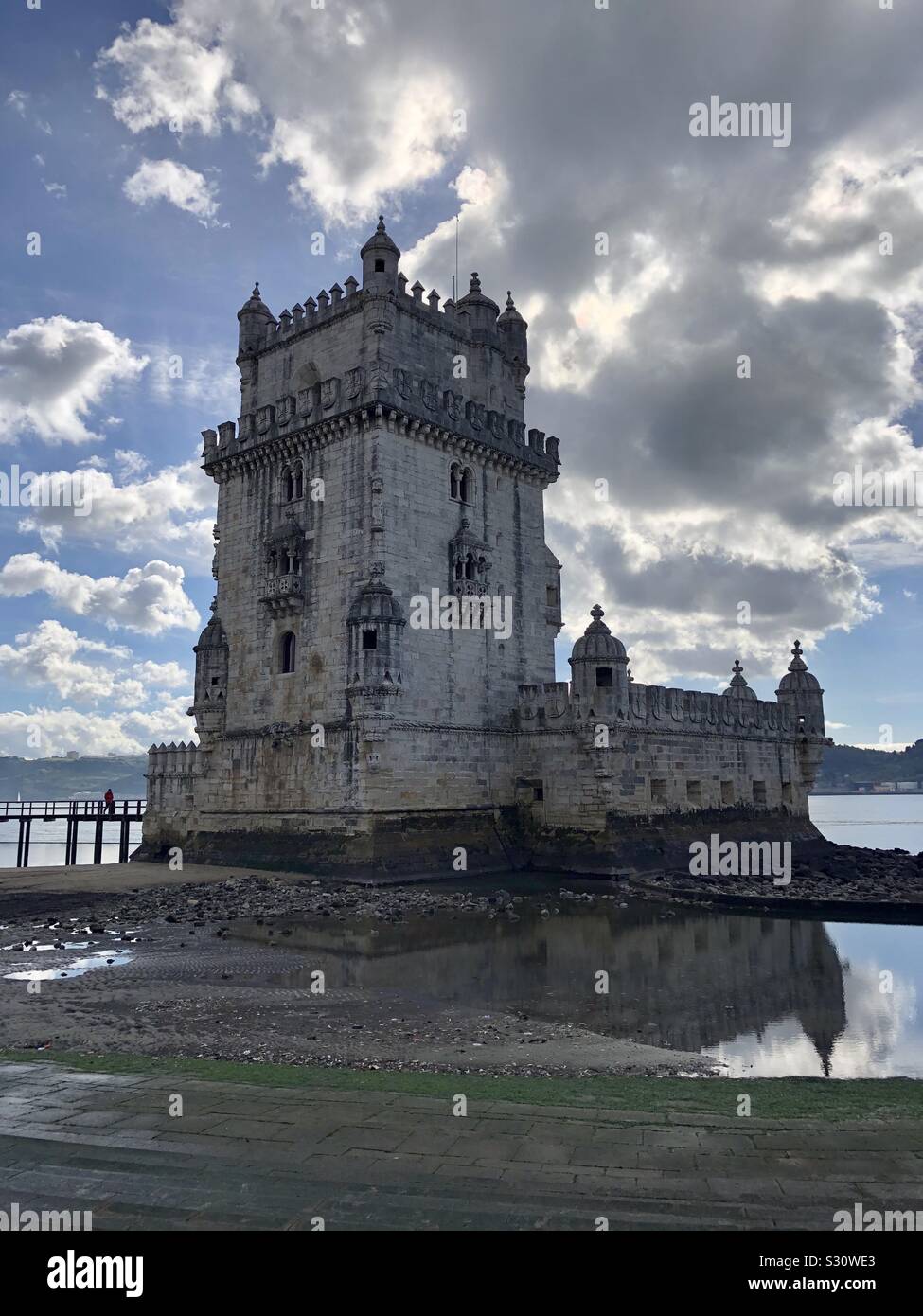 Der Torre de Belém an einem bewölkten Tag in Lissabon, Portugal. Stockfoto