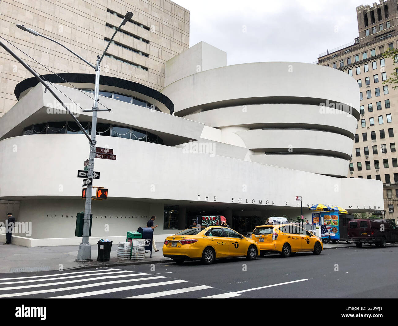 Das Guggenheim Museum mit gelben Mützen, New York City. Stockfoto