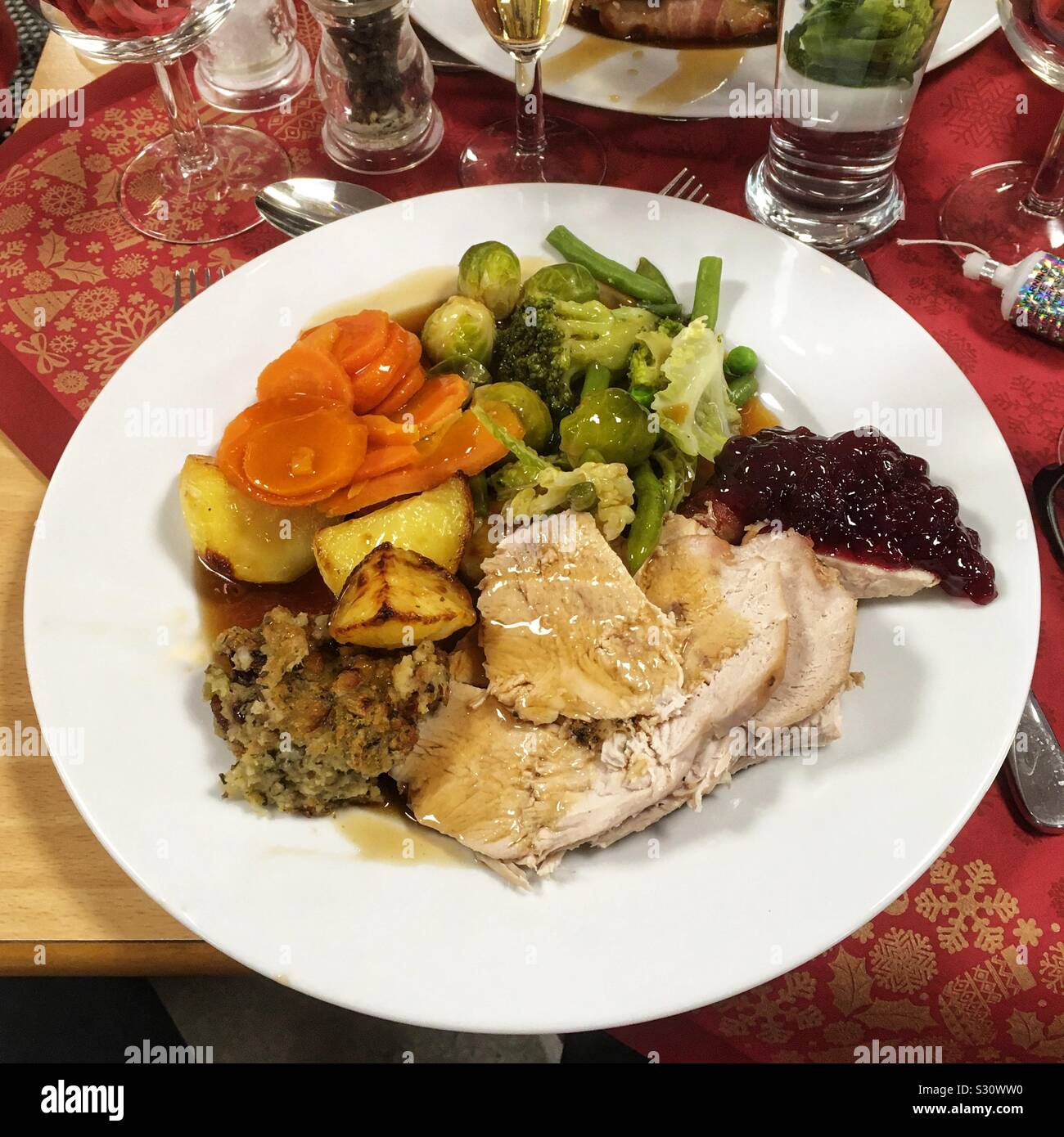 Weihnachtsessen, gebratener Truthahn, Füllung, Bratkartoffeln, Rosenkohl, Karotten und Soße. Winchester, Hampshire, England, Vereinigtes Königreich. - Smartphone-aufgenommenes Stockfoto