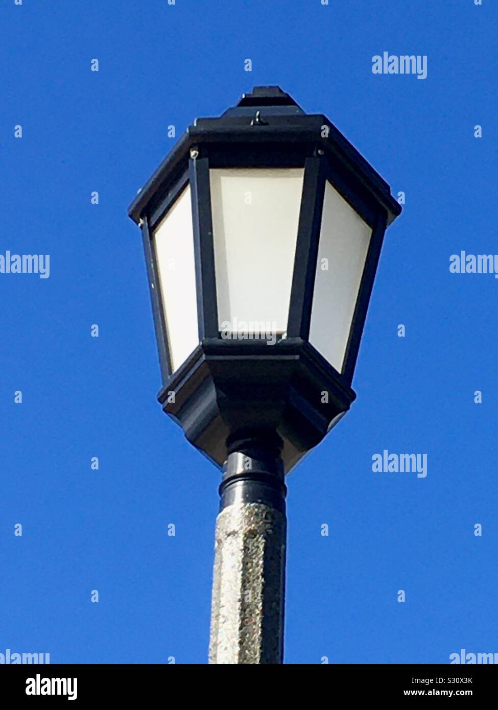 Strassenleuchte gegen den blauen Himmel Stockfoto