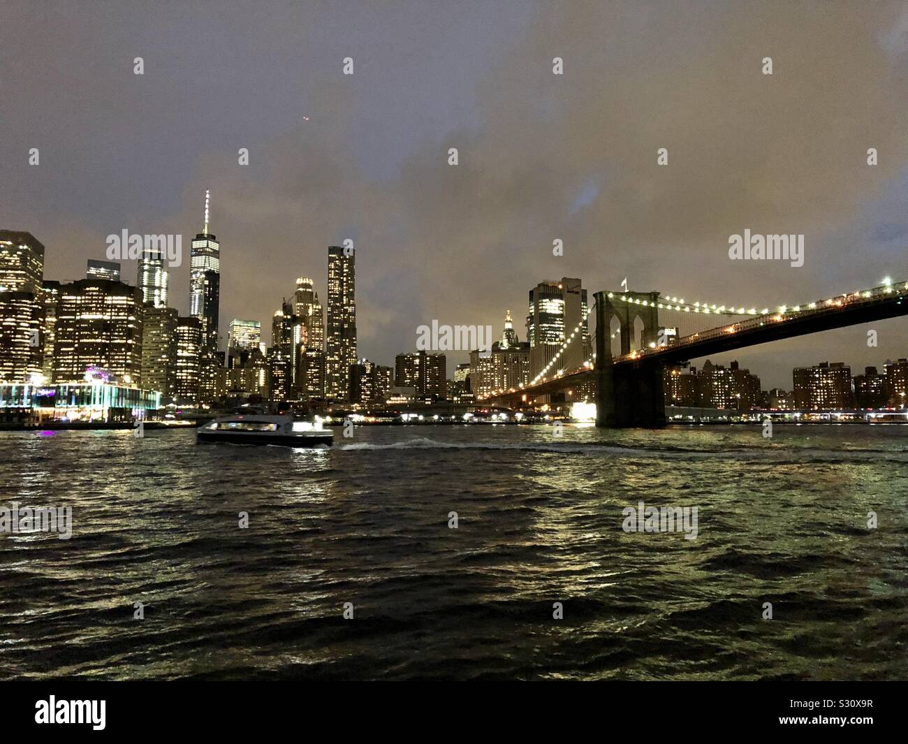 Skyline von Manhattan bei Nacht, New York City. Stockfoto