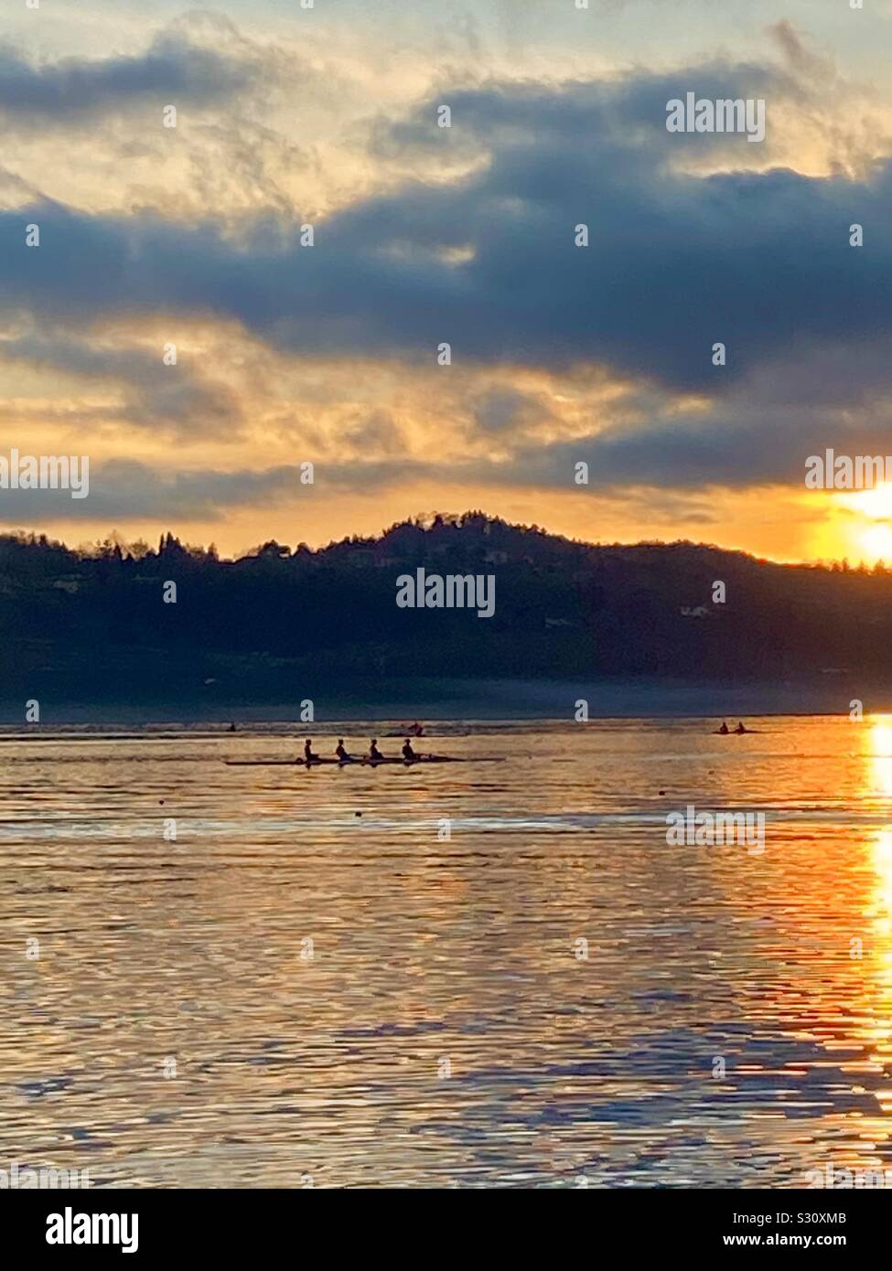 Lago di Varese, Norditalien, Dezember Sonnenuntergang Stockfoto