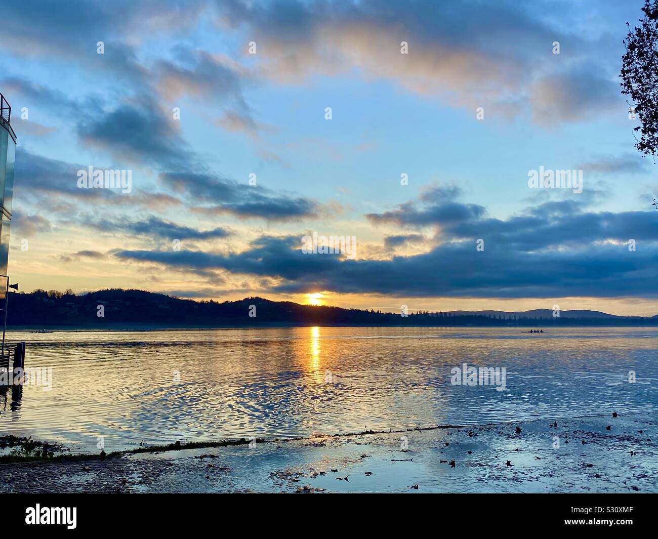 Lago di Varese, Norditalien, Dezember Sonnenuntergang Stockfoto