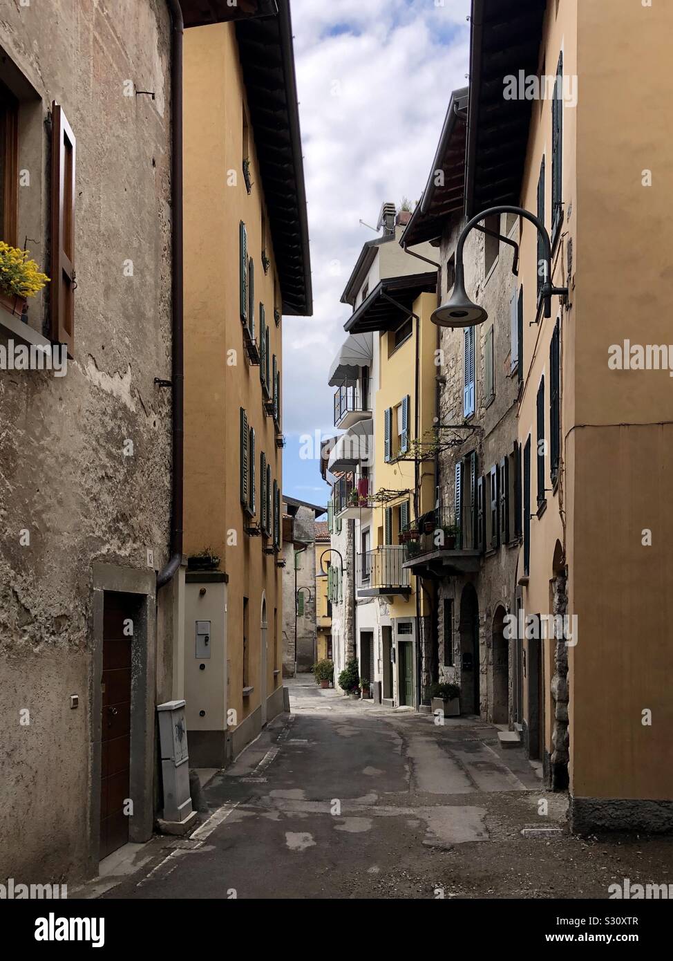 Gasse mit schönen, alten Gebäuden in Iseo, Italien. Stockfoto