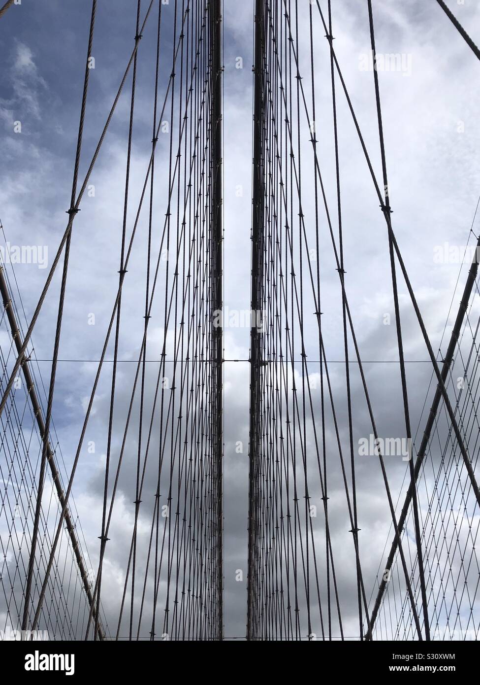 Stahlseile von Brooklyn Bridge, New York City. Stockfoto