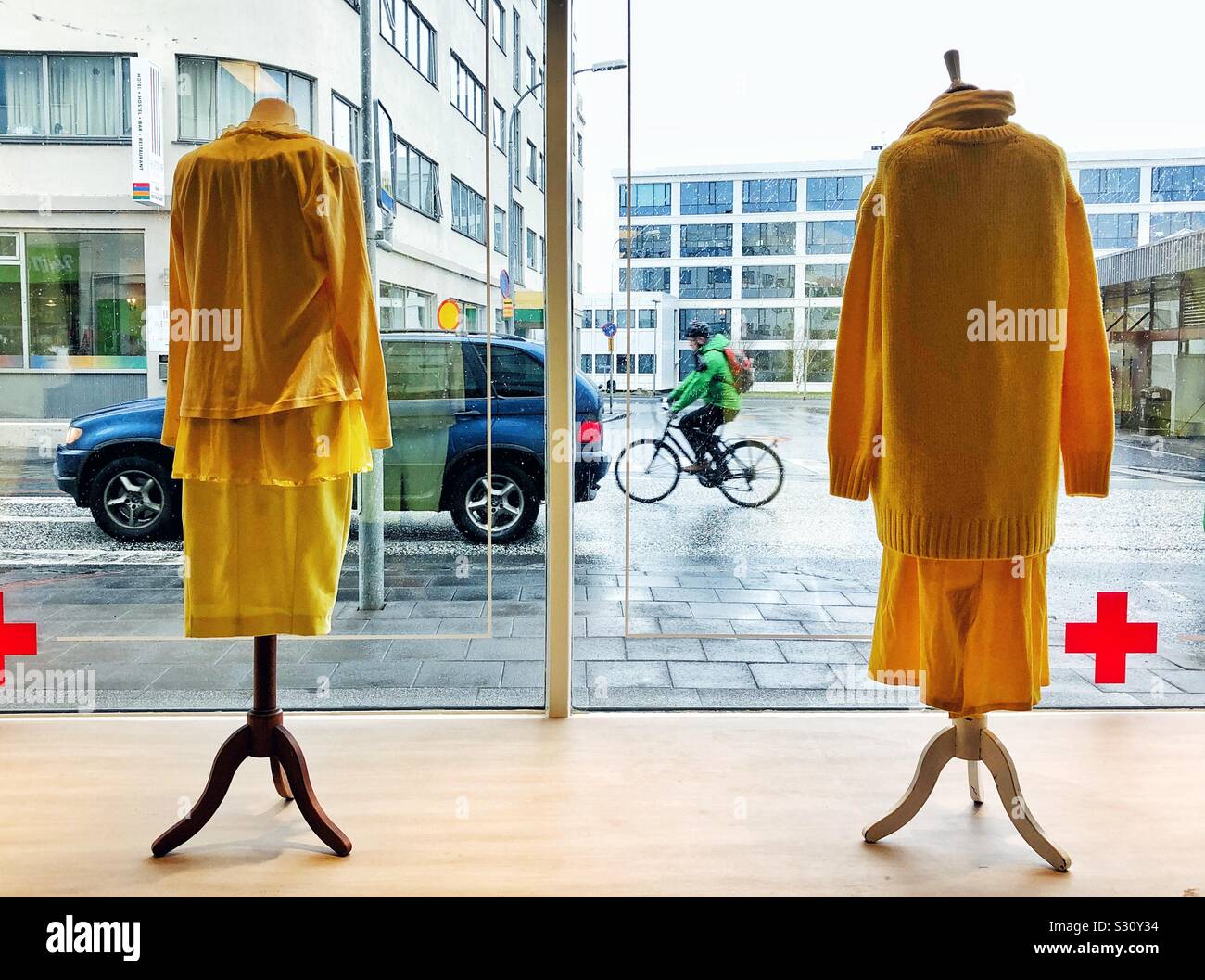 Vintage-Kleidung steht in gelben Outfits in einem Schaufenster eines Spargelhauses in Reykjavik Stockfoto