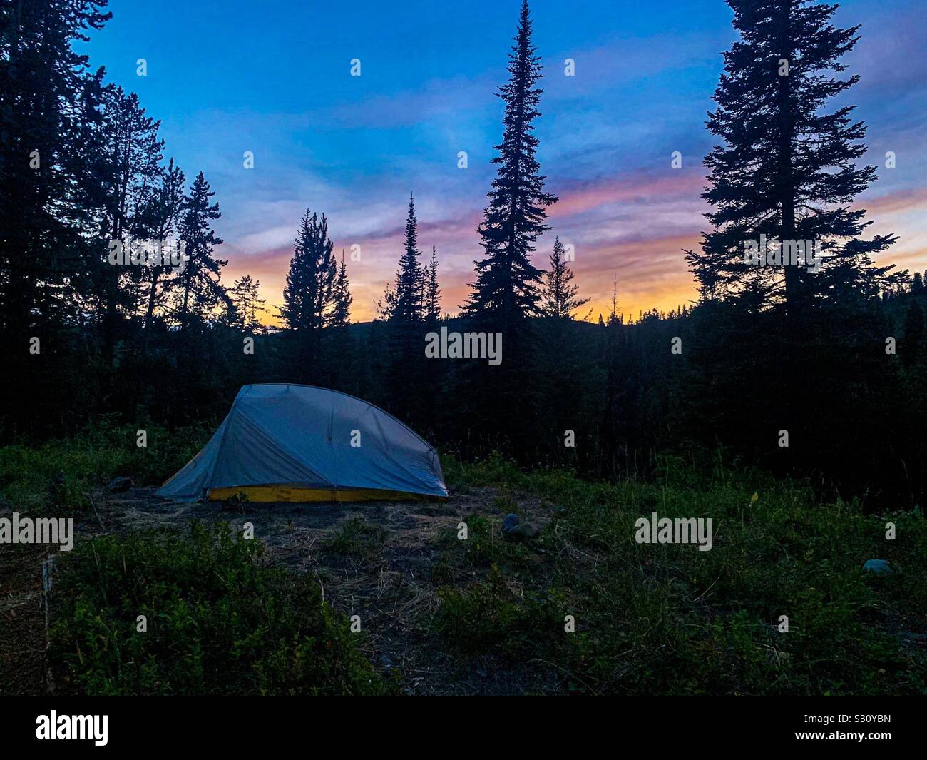 Zelt bei Sonnenuntergang am Dunanda fällt Campingplatz in Yellowstone Stockfoto