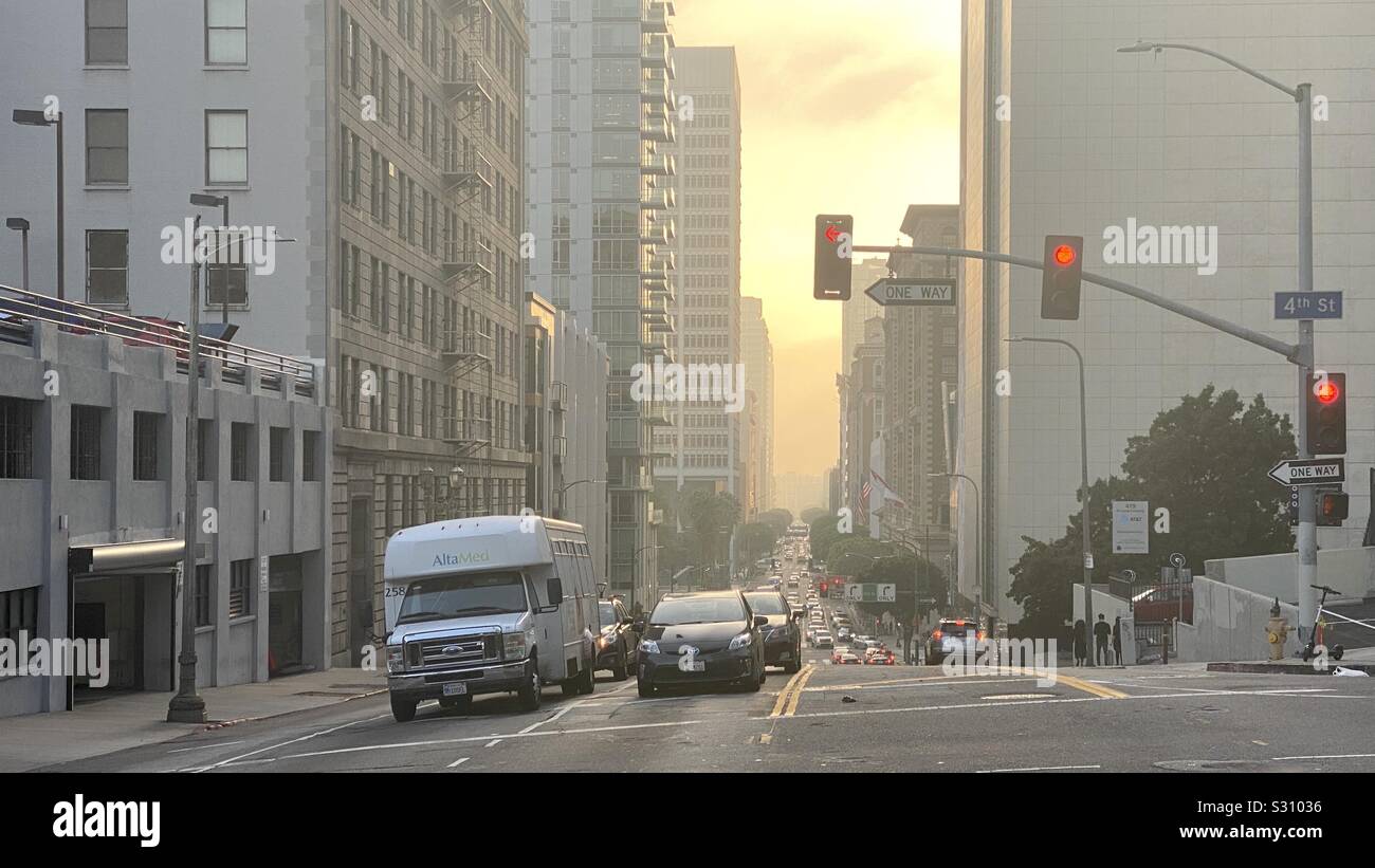 LOS ANGELES, Ca, 15.12.2019: Verkehr an der Ampel in der Olive Street, in der Nähe der Bunker Hill in der Innenstadt. Am späten Nachmittag mit Stadtbild fallen weg in Golden Haze Stockfoto