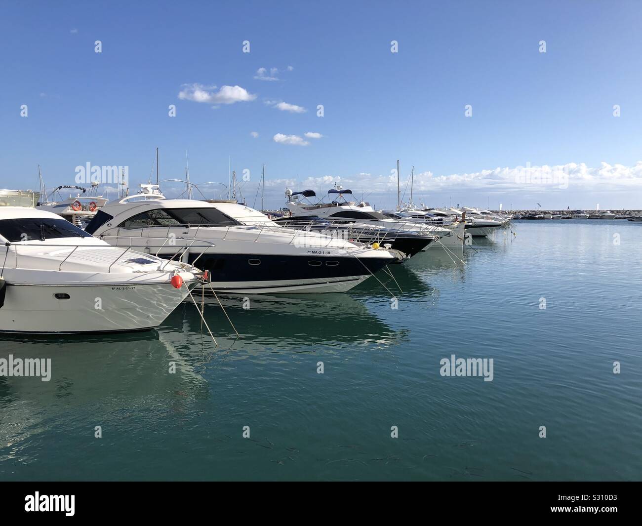 Luxus Motorboote im Jachthafen von Puerto Banus in Spanien Stockfoto