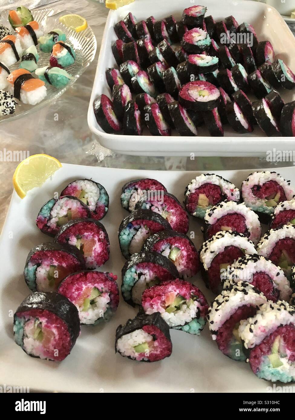 Selbst kreiertes und zubereitetes Sushi in verschiedenen Geschmacksrichtungen und Formen Stockfoto