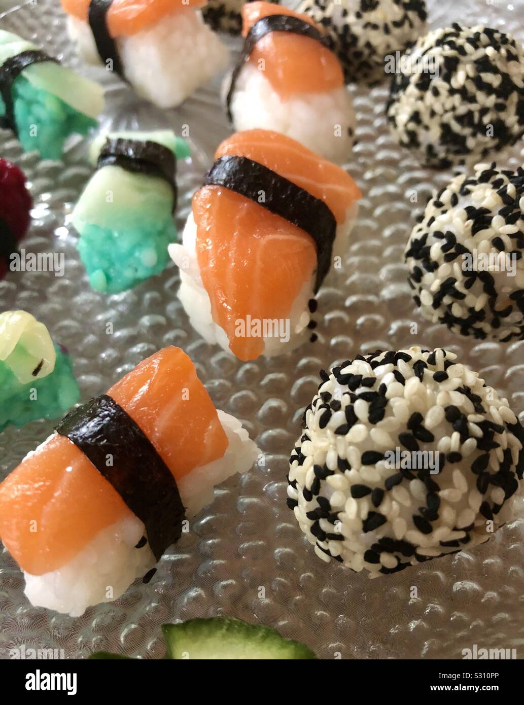 Selbst kreiertes und zubereitetes Sushi in verschiedenen Formen, Farben, Zutaten und Geschmacksrichtungen Stockfoto