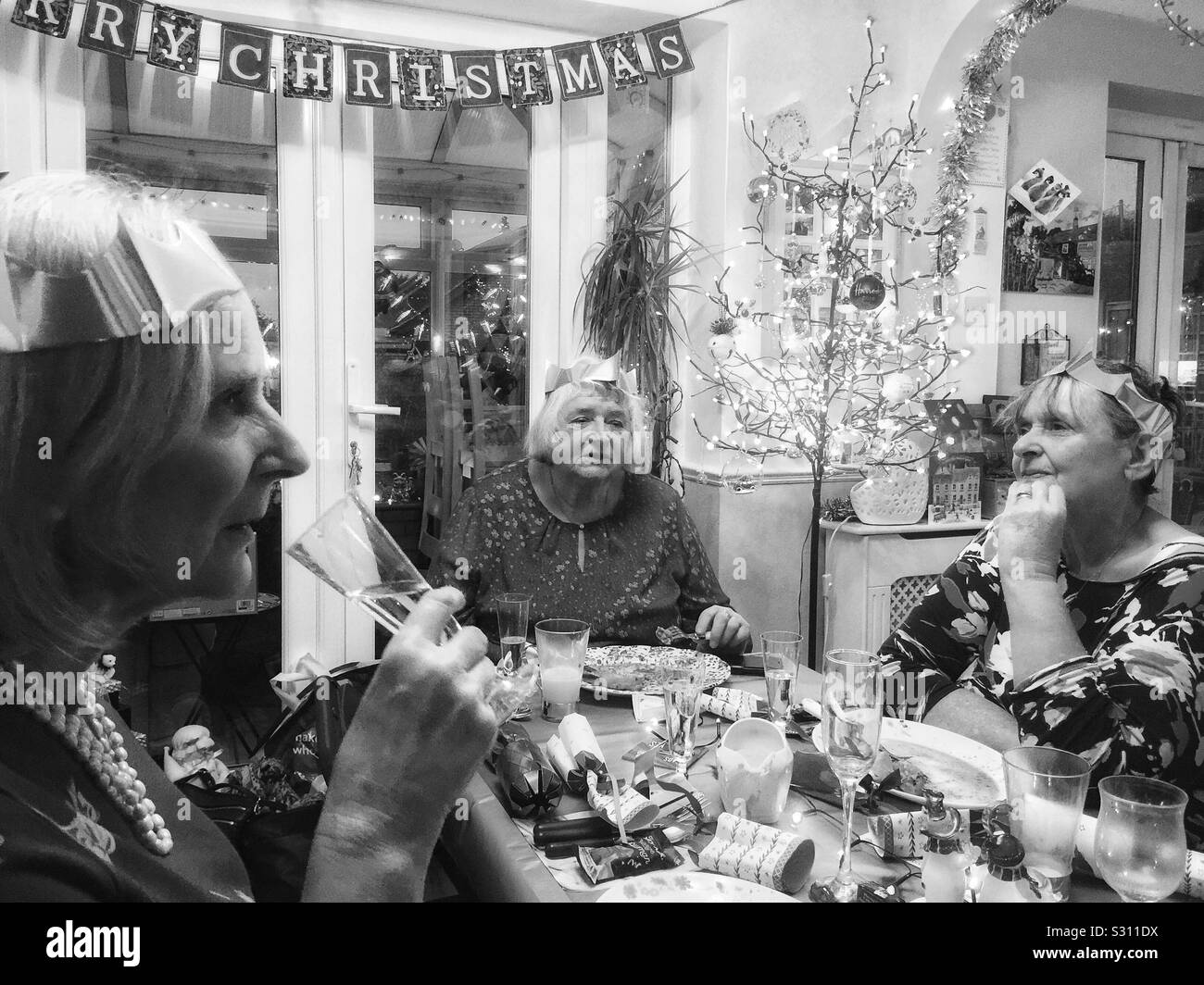 Eine Gruppe von Frauen Weihnachten feiern. Stockfoto