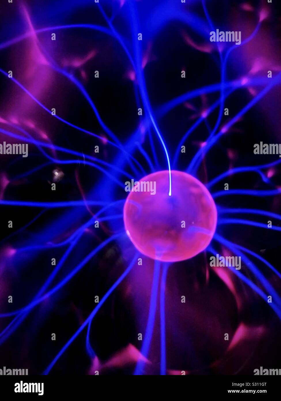Elektrostrom im Plasma-Globus elektrisiert und schockiert. Plasmakugel Nahaufnahme Stockfoto