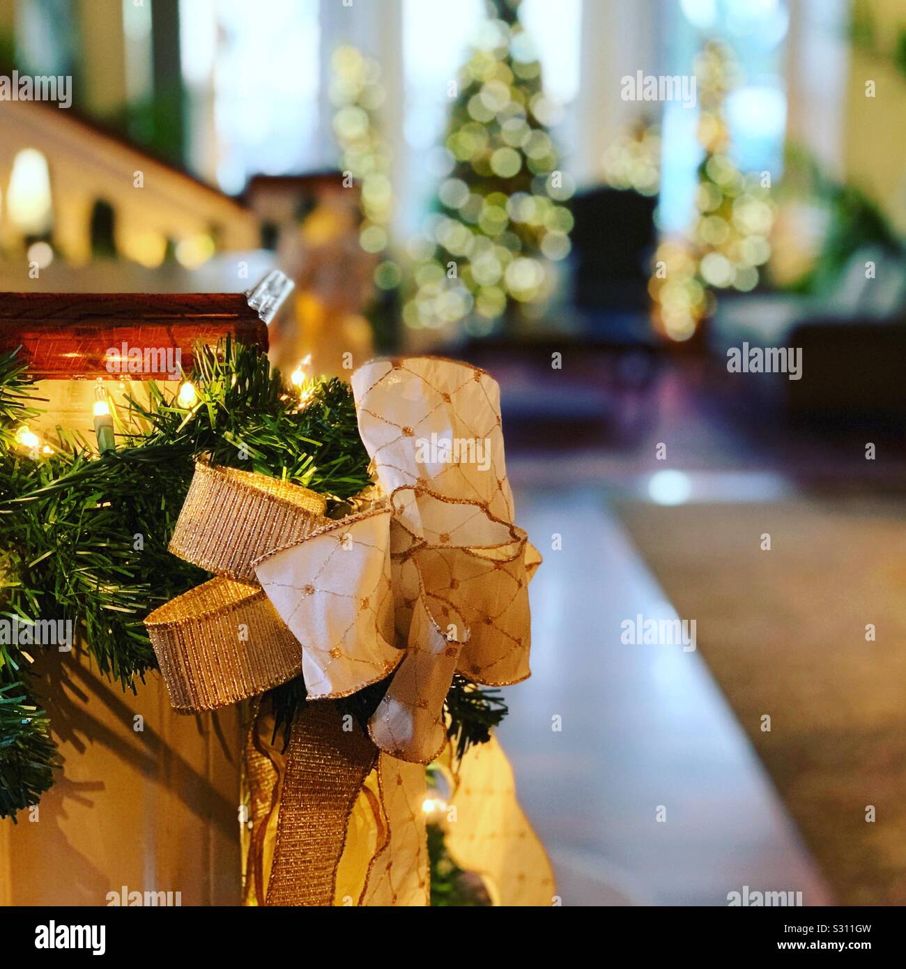 Girlanden und Bögen der Lobby OceanCliff Hotel schmücken Weihnachtsbaum im Hintergrund, Newport, Rhode Island, United States - Smartphone-aufgenommenes Stockfoto