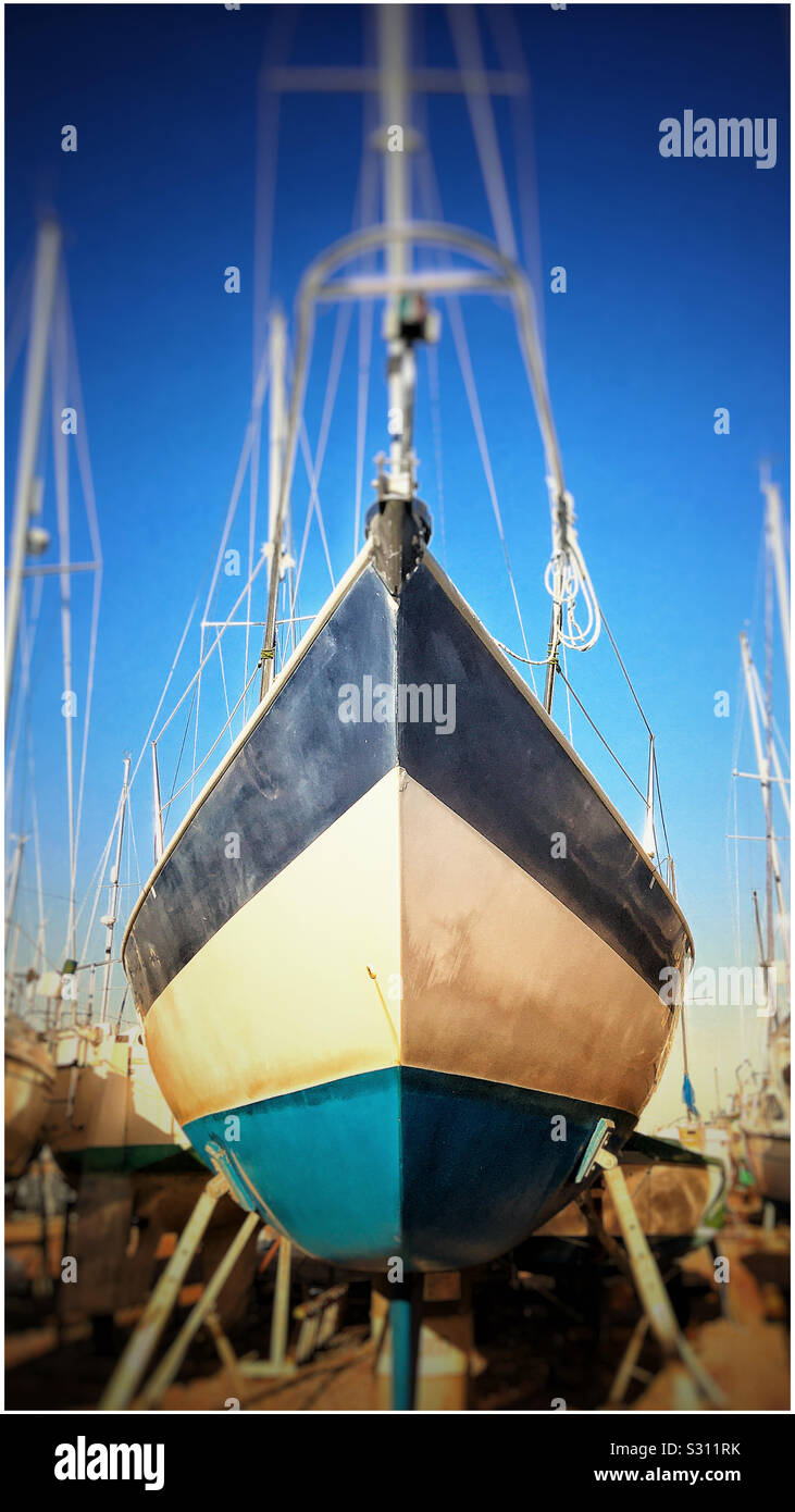 Blick auf den Bug eines angedockten Segelboot, Felixstowe Ferry. - Smartphone-aufgenommenes Stockfoto