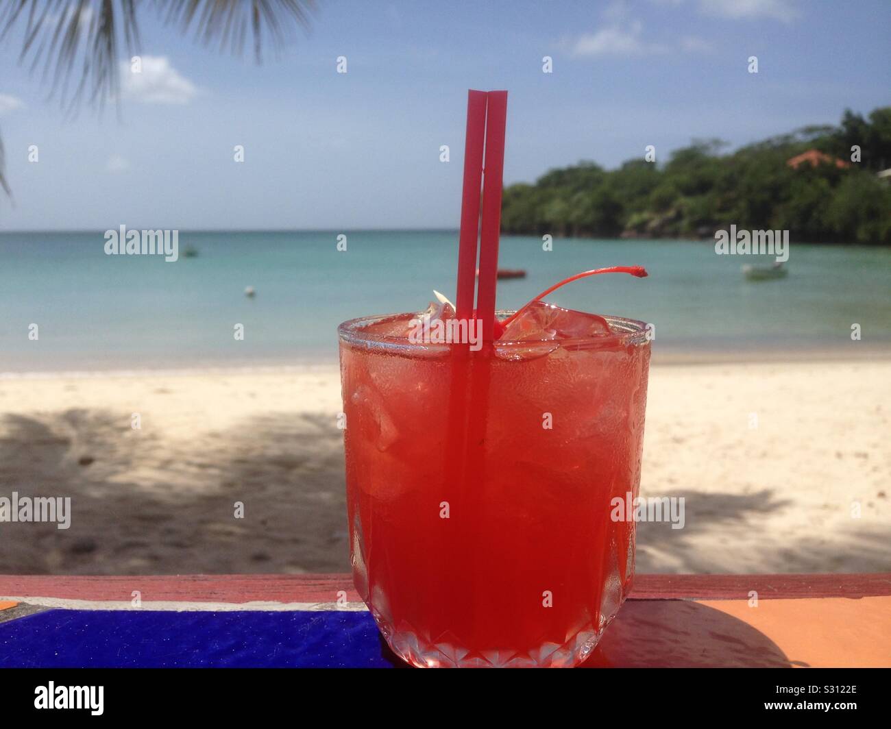 Rum Punch im Sur La Mer Bar, Morne Rouge Strand, Granada - Smartphone-aufgenommenes Stockfoto