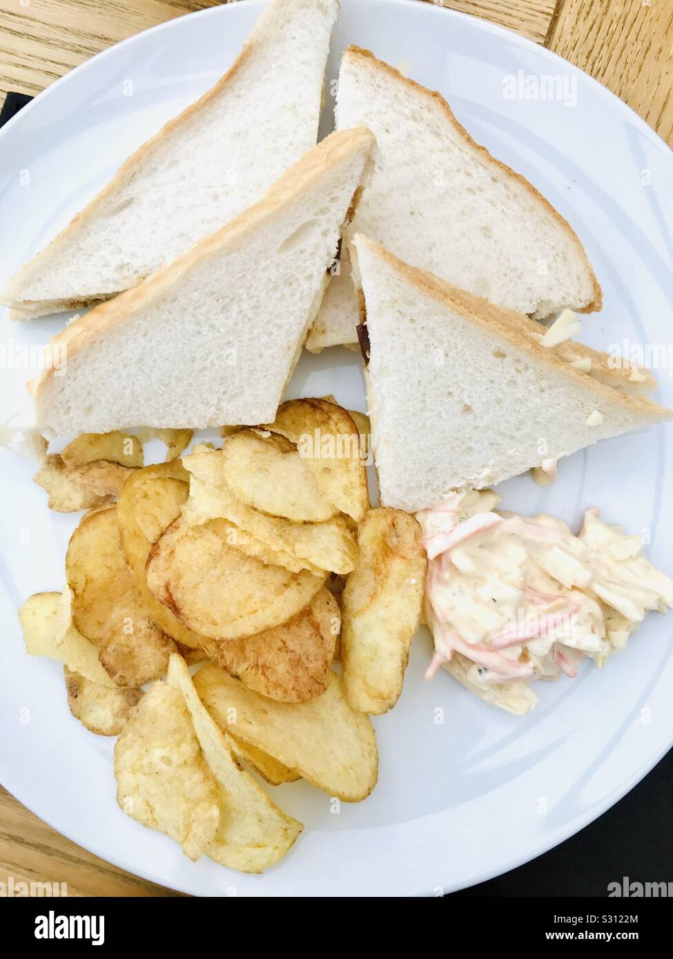 Käse Weißbrot Sandwiches mit Chips und Mayonnaise Stockfoto
