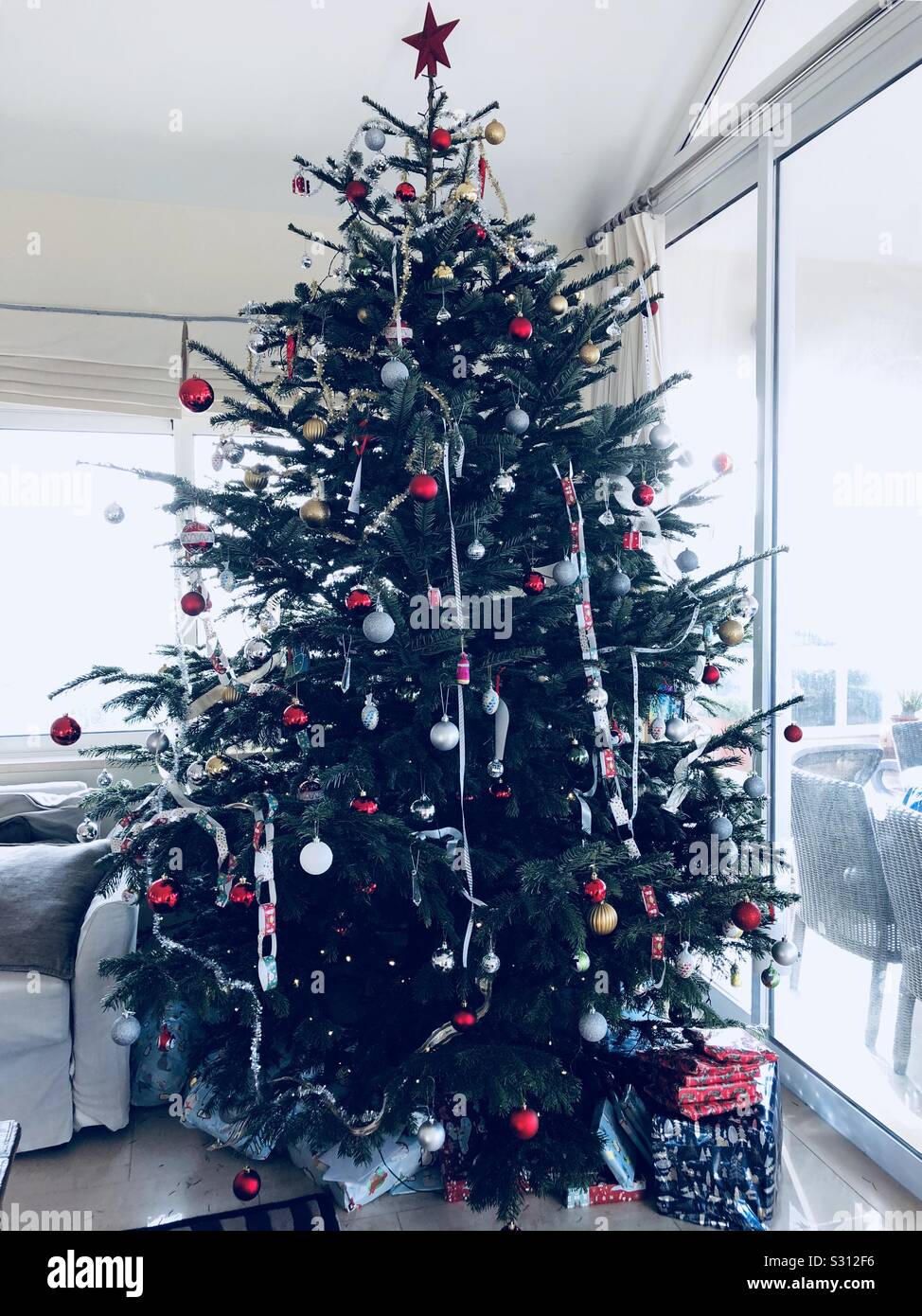 Weihnachtsbaum vor der Partien von Windows - Smartphone-aufgenommenes Stockfoto