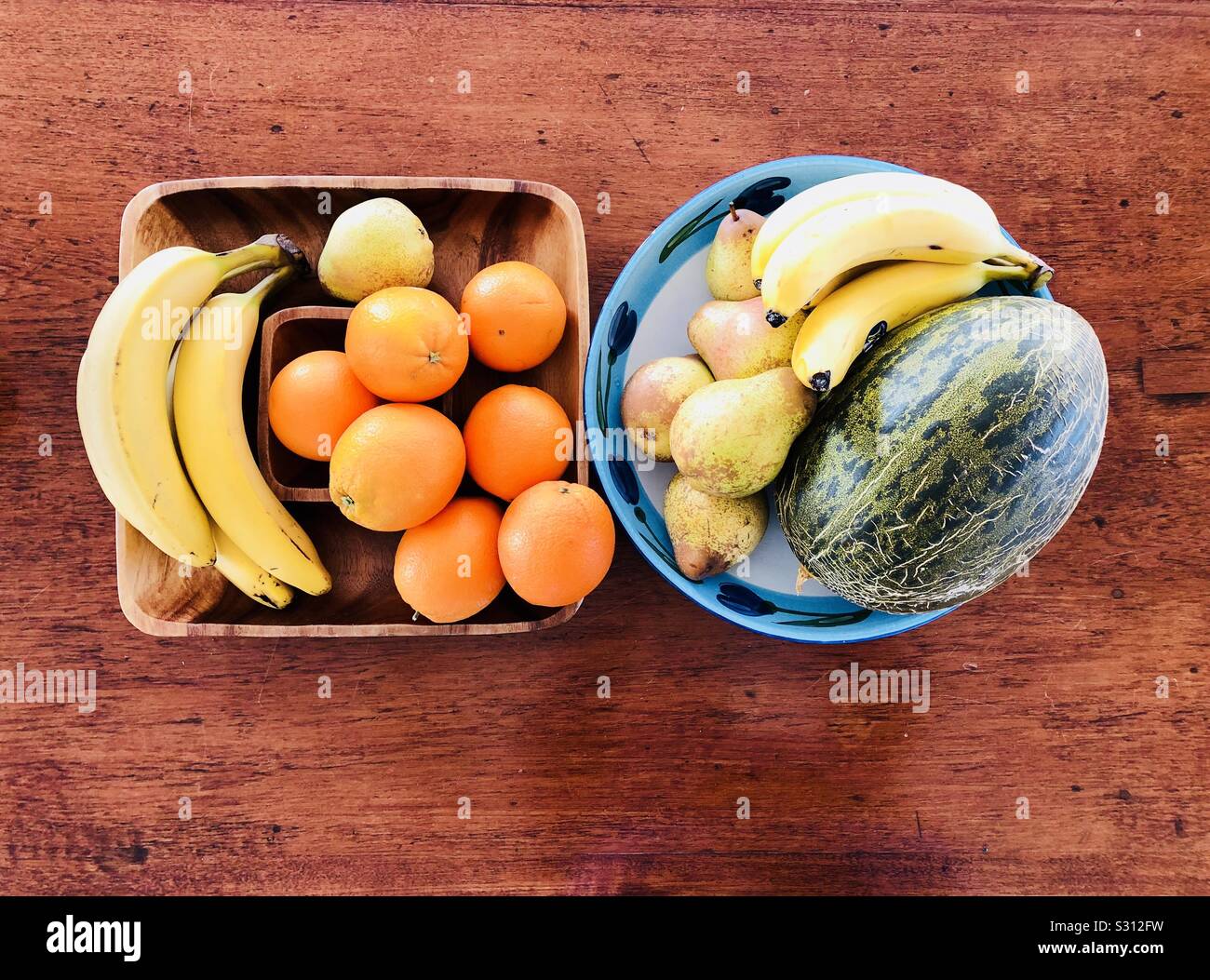 Zwei Schalen von Obst auf einem Holztisch - Smartphone-aufgenommenes Stockfoto