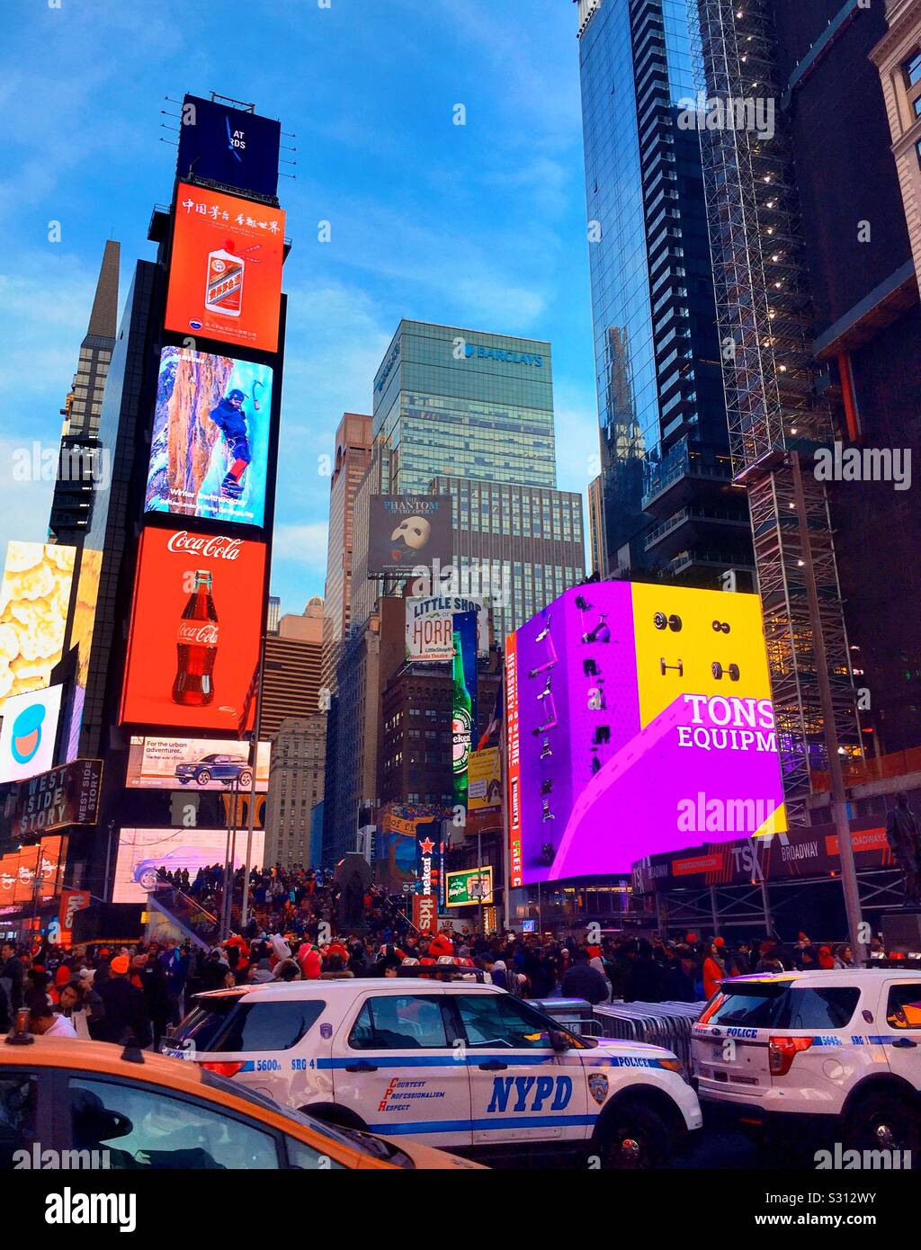 NYPD-Sicherheitsfahrzeuge auf Dem Times Square, NYC, USA - Smartphone-aufgenommenes Stockfoto