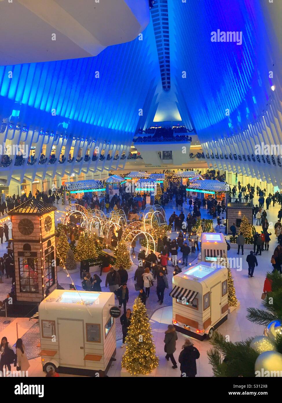 Der Oculus veranstaltet in der Ferienzeit einen Weihnachtsmarkt mit festlicher Beleuchtung, NYC, USA Stockfoto