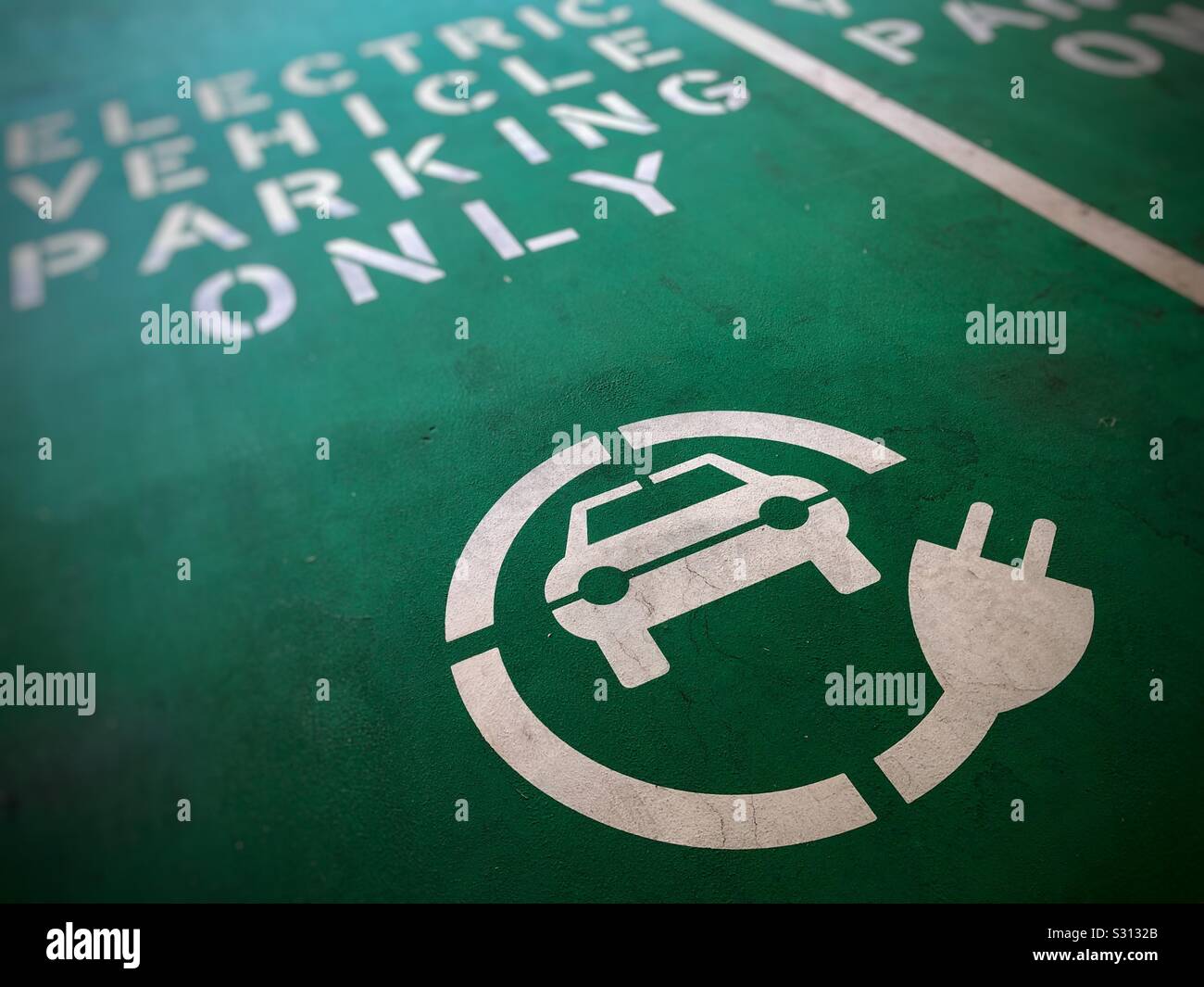 Elektrische Fahrzeug parken nur Zeichen auf dem Boden der einen Parkplatz gemalt. - Smartphone-aufgenommenes Stockfoto