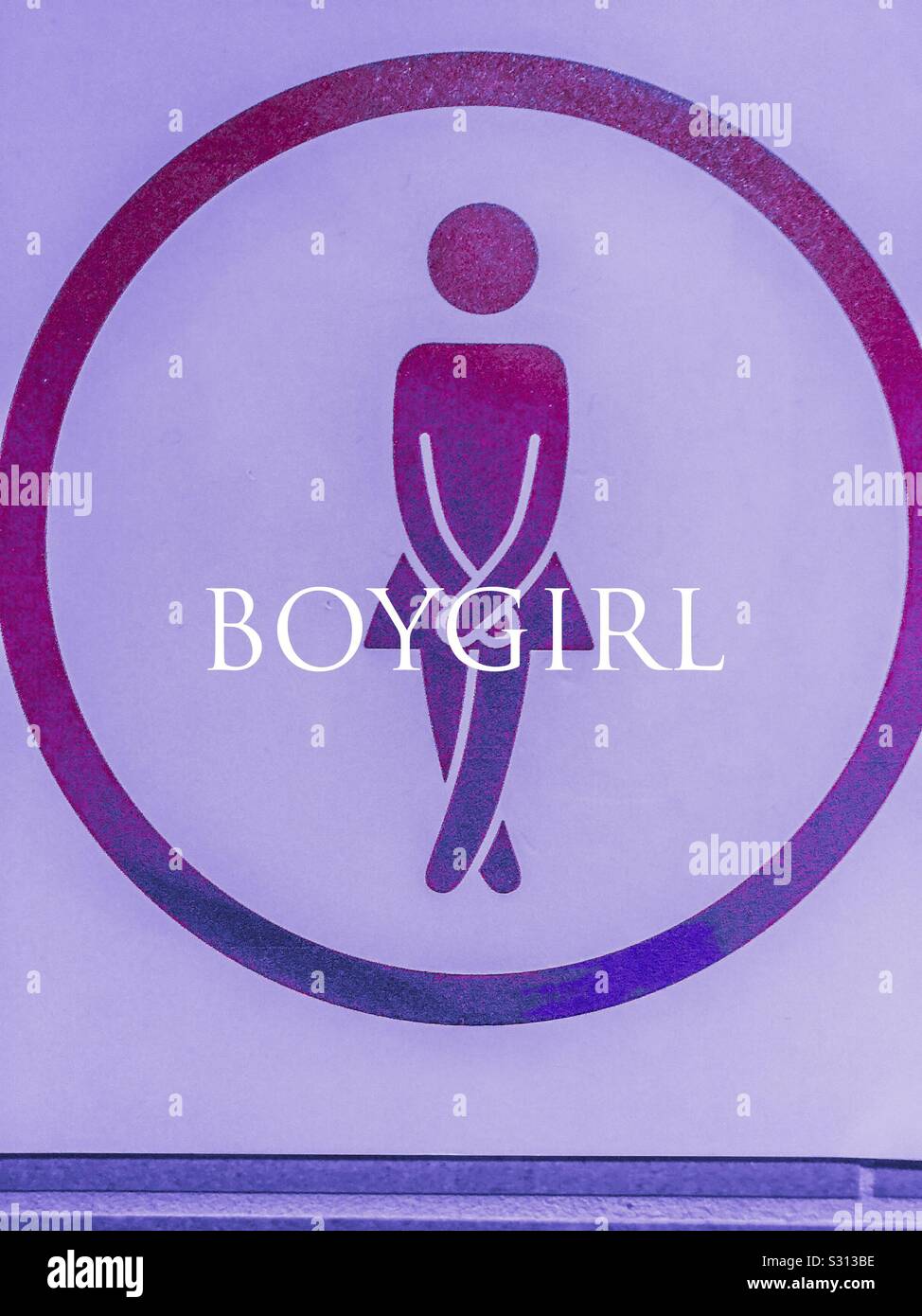 Flüssiges Geschlechtssymbol, das die traditionellen Farbtöne Blau und Pink kombiniert. Dies könnte Boy-Girl oder Girl-Boy oder Trans oder nicht-binär sein. All Inclusive. Stockfoto