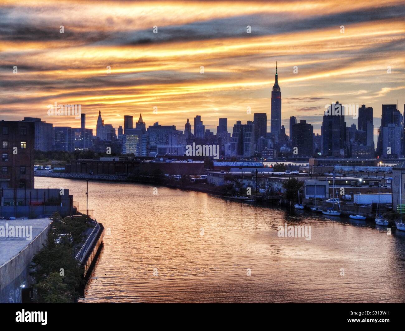 Newtown Creek und Midtown Manhattan bei Sonnenuntergang Stockfoto
