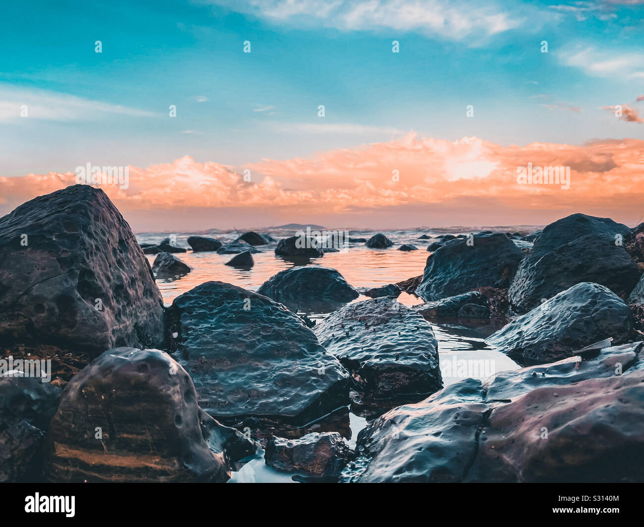 Schönen Sonnenuntergang mit Stein bei Pantai Batu Hitam, Malaysia Stockfoto