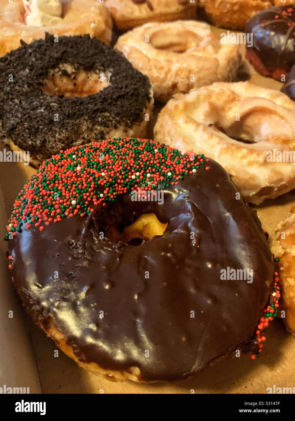 Frische Schokolade Donut abgedeckt Stockfoto