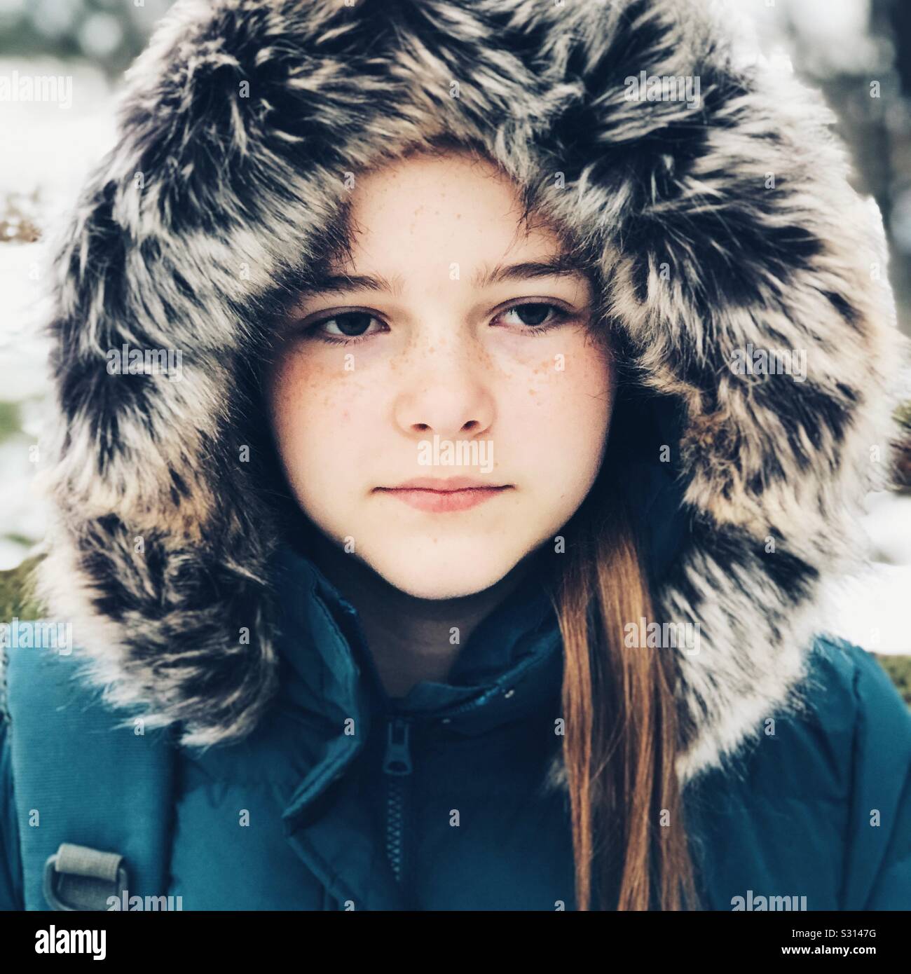 Porträt der jungen jugendlich Mädchen im Winter Mantel mit Fellimitat Kapuze Stockfoto