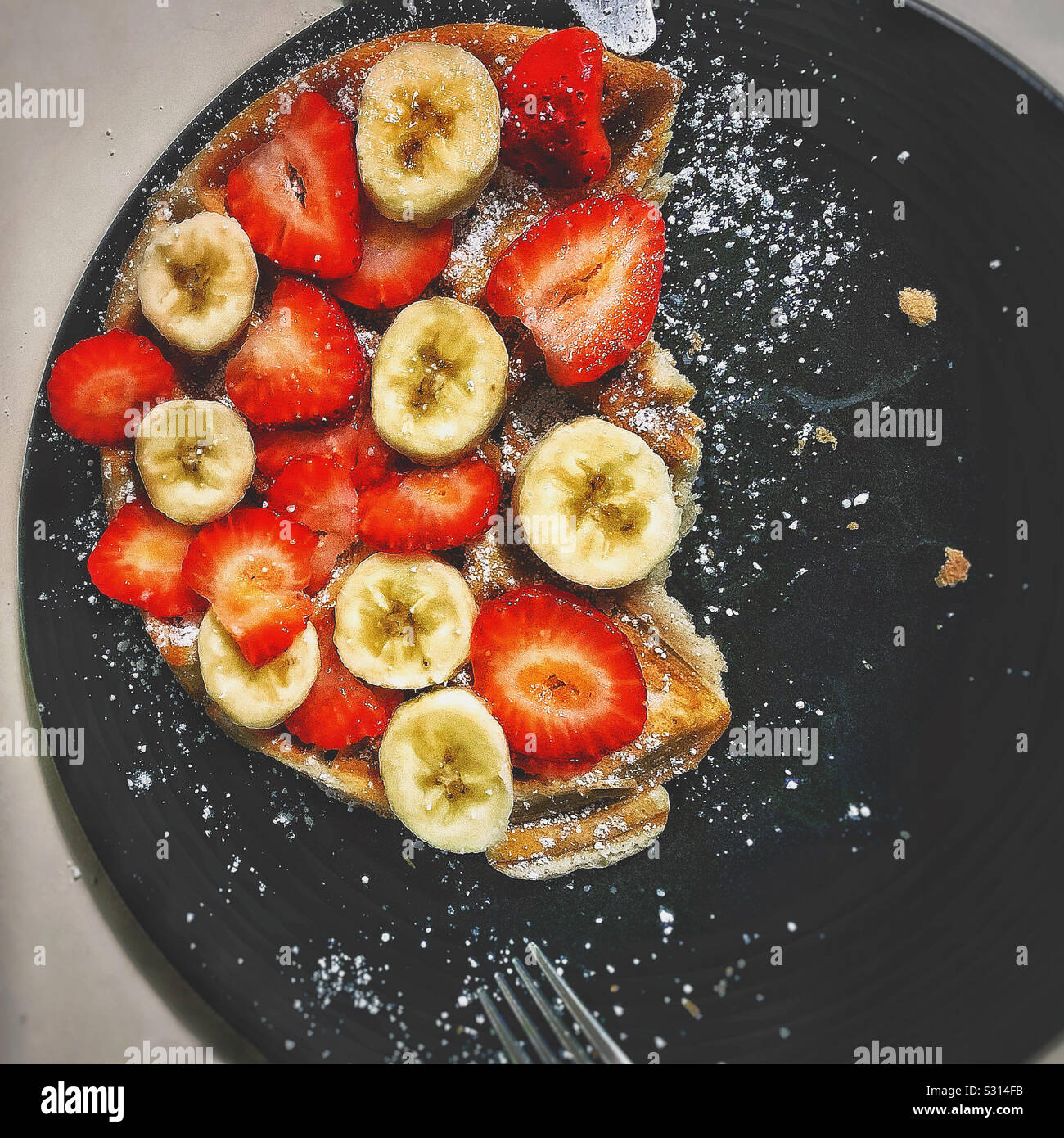 Belgische Waffeln in Obst und Zucker abgedeckt Stockfoto