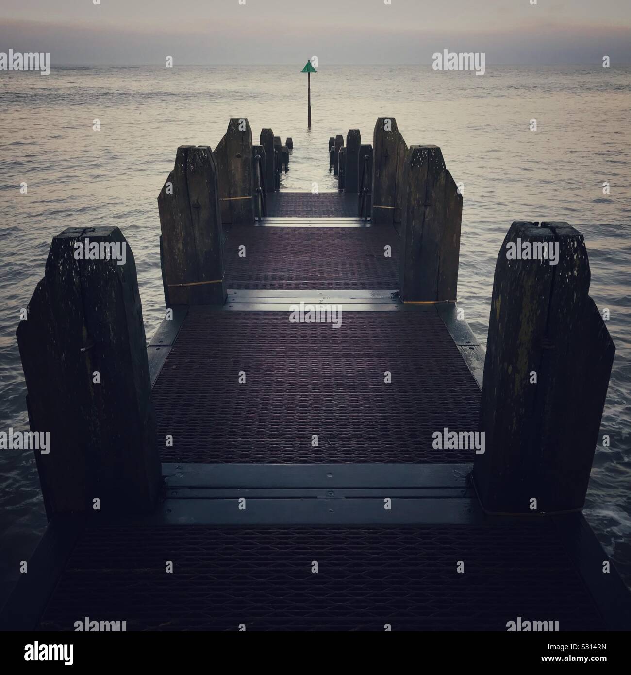 Blick auf das Meer entlang eines kleinen hölzernen Piers - Smartphone-aufgenommenes Stockfoto