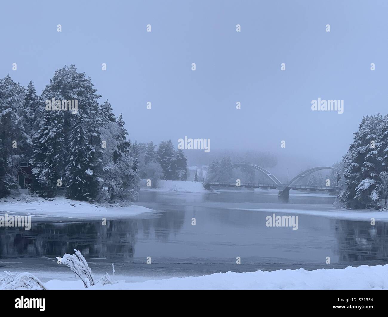 Schweden, Brücke, Schnee, See Stockfoto